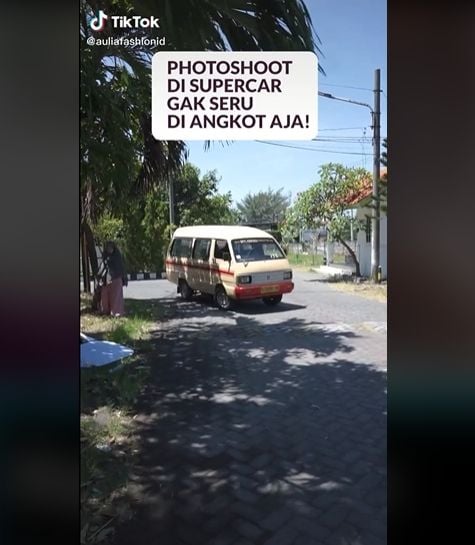 Viral gadis berhijab syar'i foto OOTD di mobil angkot. (TikTok/@auliafashionid)