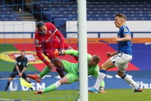 Insiden kiper Everton, Jordan Pickford saat menghantam bek Liverpool, Virgil van Dijk. (PETER BYRNE / POOL / AFP)