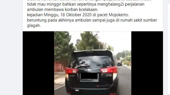 Mobil Ambulans dihalangi mobil innova. (Facebook/Cak Anam)