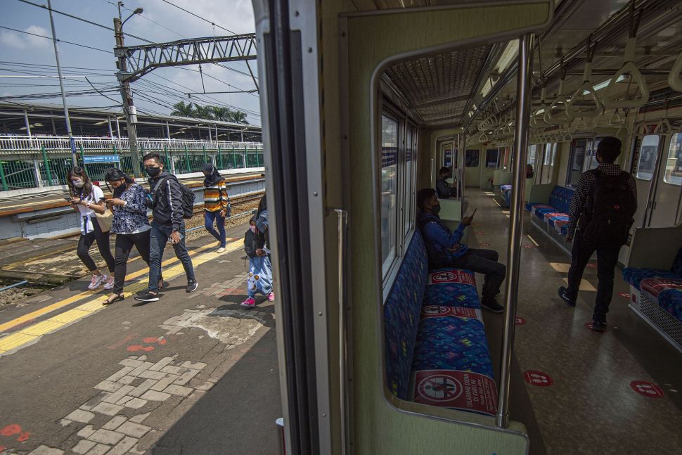 Sebuah kereta rel listrik (KRL) Commuterline memasuki Stasiun KA Bogor di Kota Bogor, Jawa Barat, Senin (19/10/2020). [ANTARA FOTO/Aditya Pradana Putra]