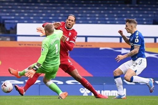 Insiden kiper Everton, Jordan Pickford saat menghantam bek Liverpool, Virgil van Dijk. (LAURENCE GRIFFITHS / POOL / AFP)