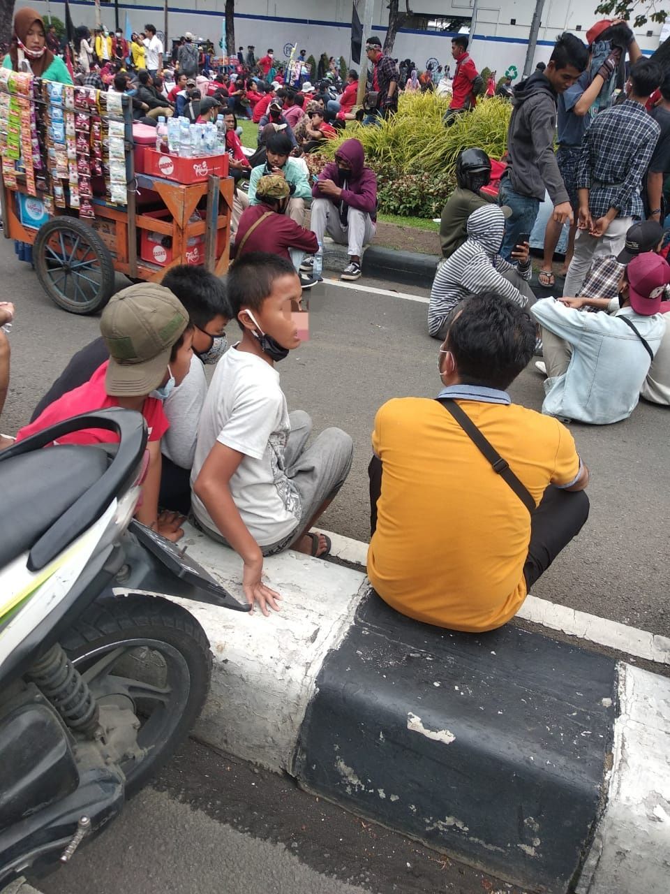 Anak ikut demo Omnibus Law. (Dok: KPAI)