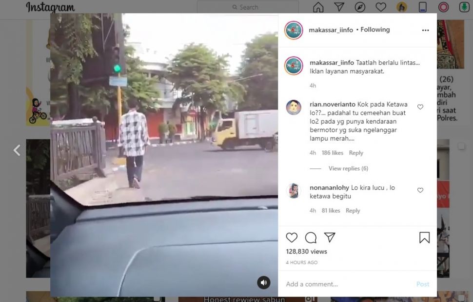 Pejalan kaki patuhi rambu lalu lintas (IG/makassar_iinfo)