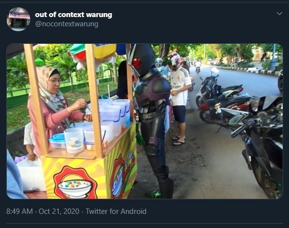 Kamen Rider jajan es buah, penampilannya jadi pusat perhatian. (Twitter/@nocontextwarung)