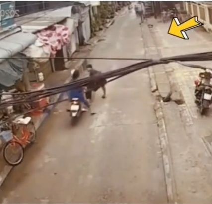 Tangkapan layar video mendebarkan, momen bocah hampir tertabrak motor saat menyeberang jalan (Instagram/@media.virals).