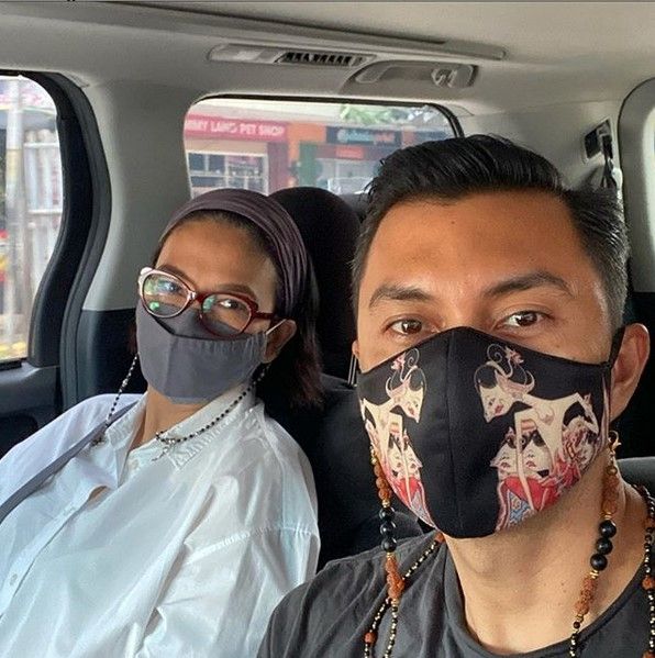 Didampingi sang istri, Dian Nitami, Anjasmara menuju rumah sakit untuk melakukan MRI di bagian kepalanya. [Instagram]