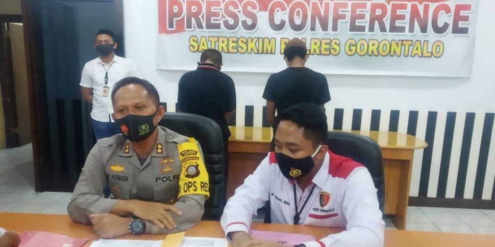 Kapolres Gorontalo, AKBP Ade Permana ketika melakukan konfrensi pers terhadap pelaku pencabulan di Tolangohula, Rabu (21/10/2020). [Arif/Gopos.id]