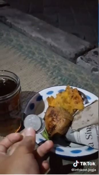 Makan di angkringan (TikTok @infokost.jogja)