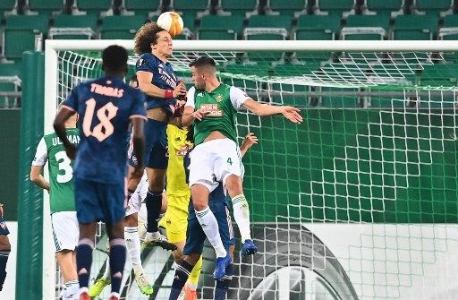 Pemain Arsenal David Luiz menjebol gawang Rapid Vienna dalam pertandingan fase grup Liga Europa yang berlangsung di Allianz Stadion, Kamis (22/10/2020). [AFP]