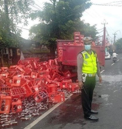 Kecelakan truk di Badung, ratusan botol minuman berserakan. (Instagram/@dewata_berkabar)