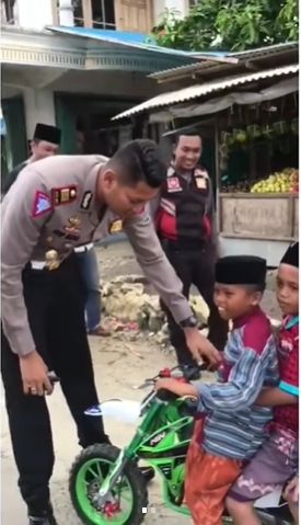 Tangkapan Layar Video Viral Bocah Diberhentikan Polisi Gegara Bonceng Tiga, Nangis Takut Motornya Dibawa (Instagram/@makassar_iinfo).