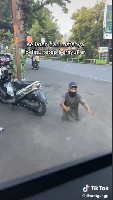 Viral Perjuangan Juru Parkir Berkebutuhan Khusus, Publik Terenyuh (TikTok/@dinaragungpi).