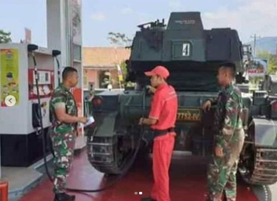 Tangkapan Layar Viral Tank di SPBU, Bikin Publik Terheran-heran (Instagram/@receh.id).