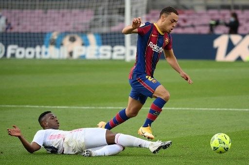 Aksi Sergino Dest di laga El Clasico antara Barcelona vs Real Madrid. (LLUIS GENE / AFP)