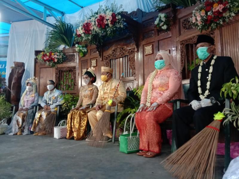 Suasana acara Nikah Bareng Sumpah Pemuda di Dermaga Cinta Kali Gajah Wong,  Minggu (25/10/2020). [Mutiara Rizka M / SuaraJogja.id]