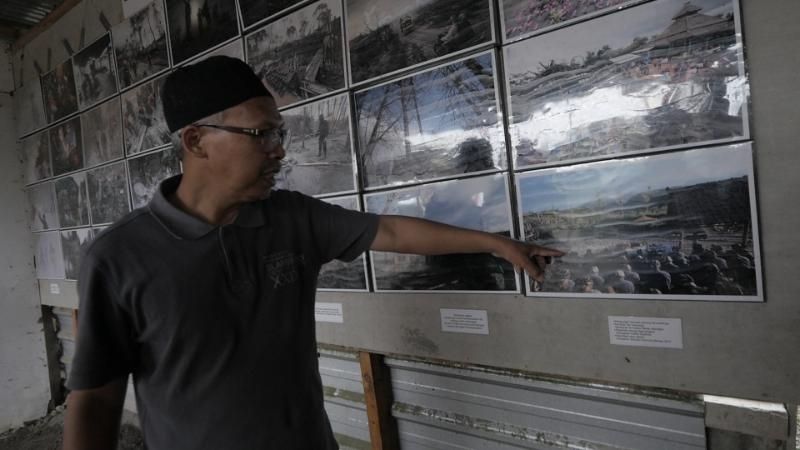 Juru Kunci Gunung Merapi, Mbah Asih saat menunjukkan kondisi foto-foto Merapi pasca erupsi di petilasan Mbah Maridjan Pedukuhan Kinahrejo, Kalurahan Umbulharjo, Kapanewon Cangkringan, Sleman, Sabtu (24/10/2020). [Muhammad Ilham Baktora / SuaraJogja.id]