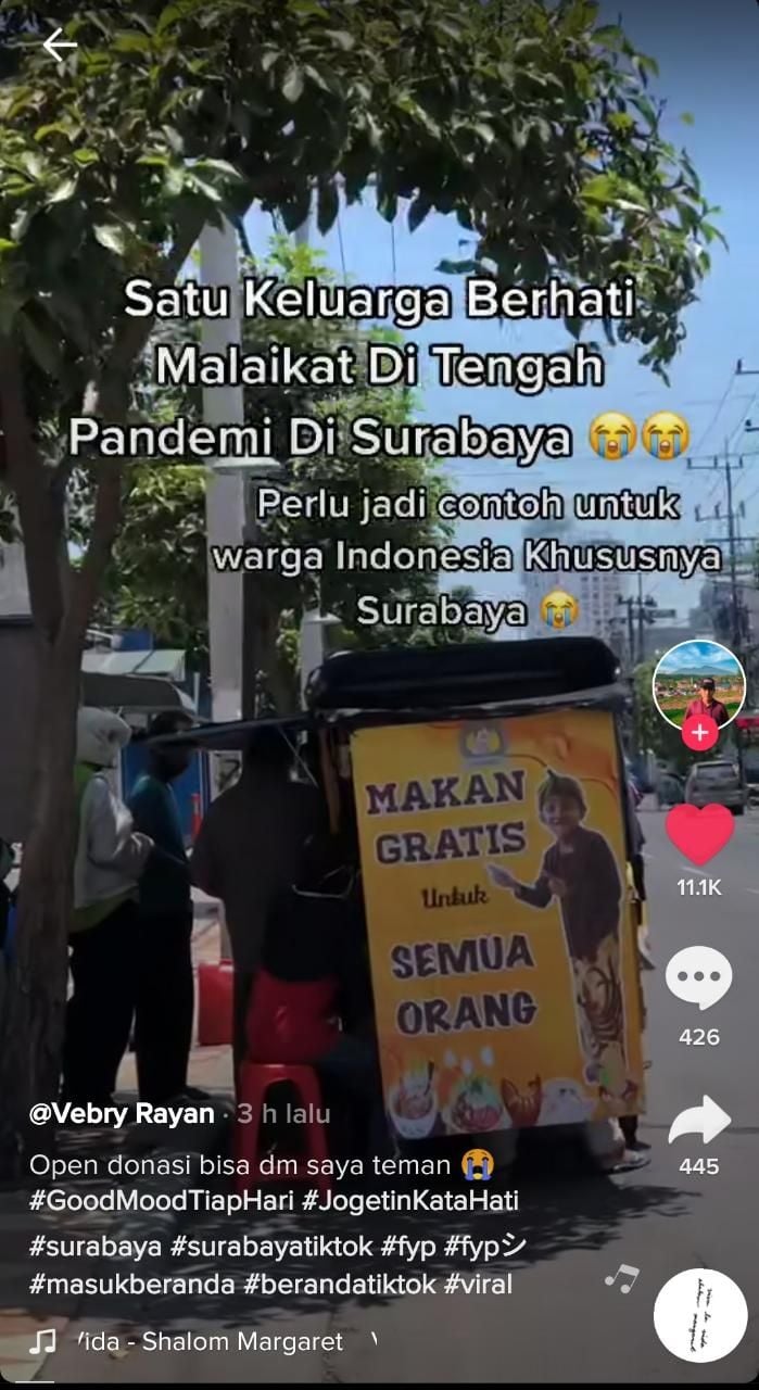 Keluarga berbagi makanan gratis (TikTok @rayanrizky22)