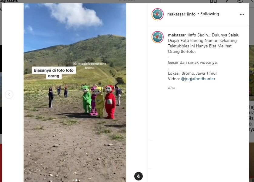 Dulu Diajak, Kini Badut Teletubbies Bromo Cuma Melongo Lihat Turis Berfoto. (instagram.com/makassar_iinfo/jogjafoodhunter)