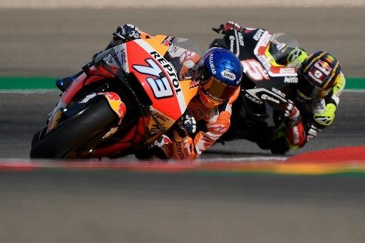 Rider Repsol Honda Alex Marquez melaju di depan pembalap Reale Avintia Racing Johann Zarco di balap MotoGP Teruel. PIERRE-PHILIPPE MARCOU / AFP