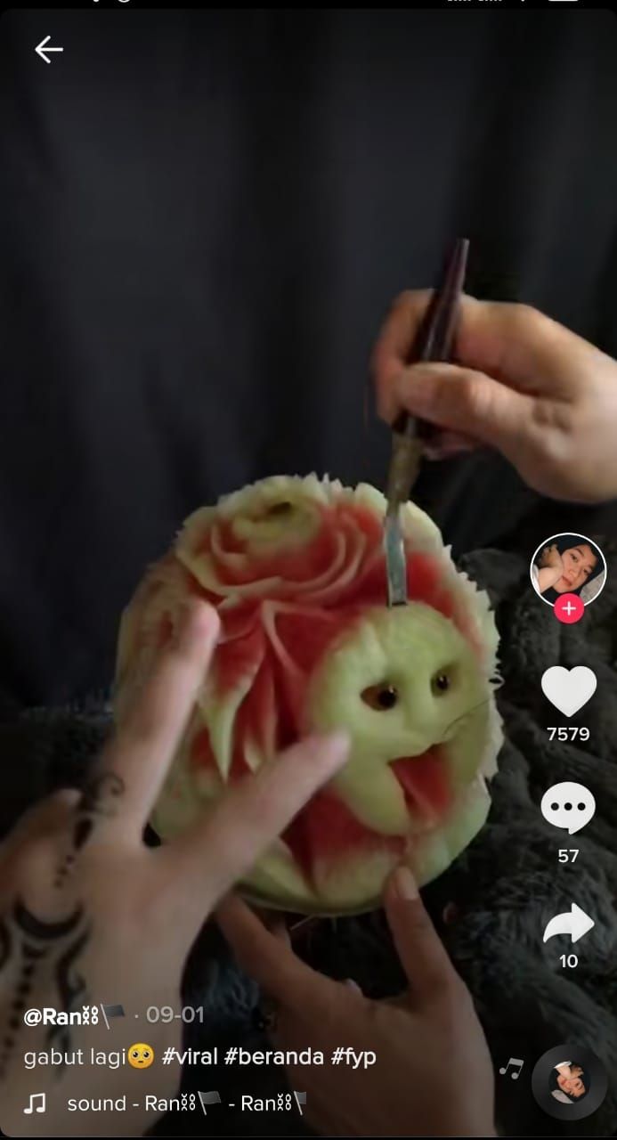 Buah yang diukir (TikTok @rania.slb)