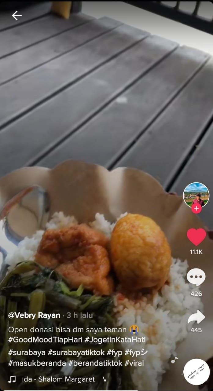 Keluarga berbagi makanan gratis (TikTok @rayanrizky22)