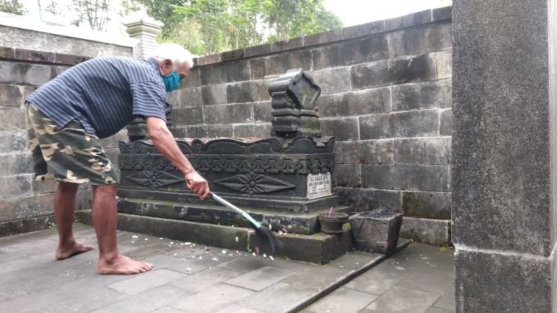 Juru Kunci Makam Srunen, Marjoyono ditemui wartawan usai membersihkan makam Mbah Maridjan di Pedukuhan Srunen, Kalurahan Hargobinangun, Kapanewon Cangkringan, Sleman, Jumat (23/10/2020). [Muhammad Ilham Baktora / SuaraJogja.id]