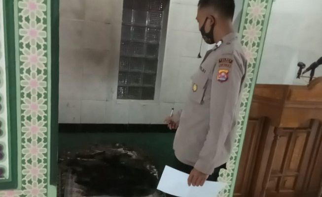 Polisi menunjukkan sajadah tempat imam di Masjid Jami Al Falah, Serang, Banten, yang dibakar orang tak dikenal pada, Senin (26/10/2020). [Ist]