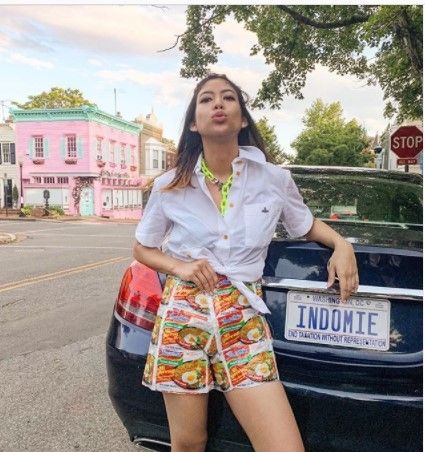 Hot pants dari bungkus Indomie Goreng. (Dok: Instagram/putrisamboda)