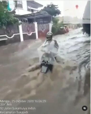 Tangkapan Layar Video Viral Detik-detik Pemotor Terbawa Arus Banjir (Instagram/@warung_jurnalis).