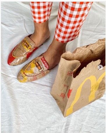 Balutan kantong kertas Mcd di sepatu loafer.  (Dok: Instagram/putrisamboda)