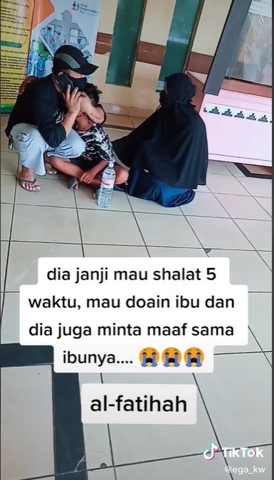 Viral Bocah Menangis Terisak-isak Usai Mendengar Kabar Ibunya Meninggal Dunia (TikTok/@ega_kw).