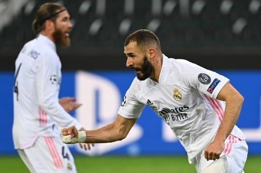 Pemain Real Madrid Karim Benzema rayakan gol ke gawang Borussia Monchengladbach dalam laga matchday kedua Liga Champions yang berlangsung di Borussia-Park, Rabu (28/10/2020). [AFP]