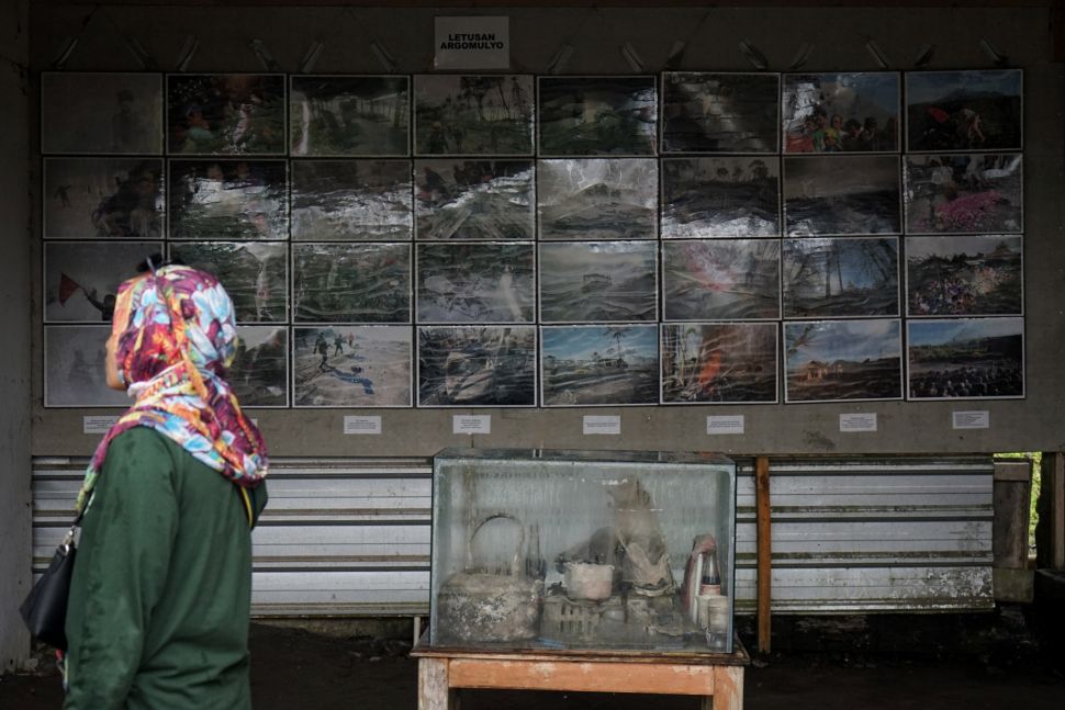 Pengunjung mengamati koleksi yang dipamerkan di Petilasan Rumah Mbah Maridjan, Kinahrejo, Palemsari, Cangkringan, Sleman, D.I Yogyakarta, Rabu (28/10/2020).  [ANTARA FOTO/Andreas Fitri Atmoko]