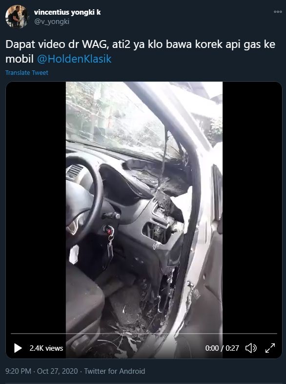 Viral mobil nyaris dilalap api karena korek gas. (Twitter/@v_yongki)