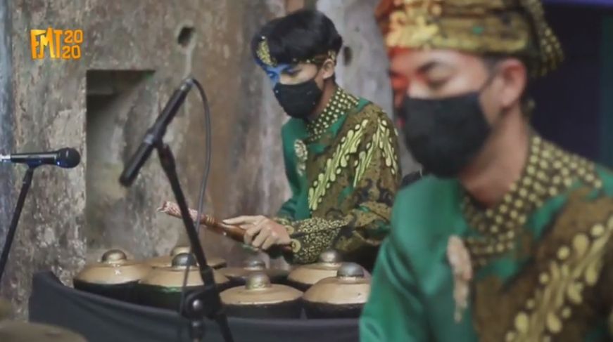 Jaya Dwara Percussion membawakan pentas 'Neugtreug' dalam acara FMT 2020. (YouTube/Forum Musik Tembi 2020). 