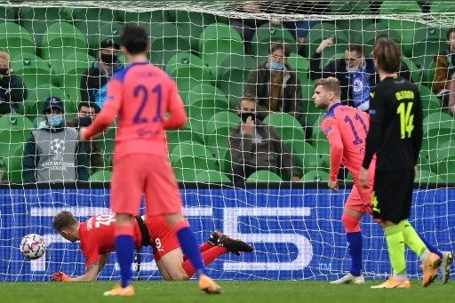 Pemain Chelsea Timo Werner menjebol gawang Krasnodar lewat titik penalti dalam pertandingan kedua Grup E Liga Champions yang berlangsung di Krasnodar Stadium, Kamis (29/10/2020). [AFP]