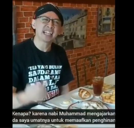 Ngaku Ikuti Ajaran Nabi, Abu Janda Unggah Video Makan di Restoran Perancis. (YouTube/KajianBerfaedah News)