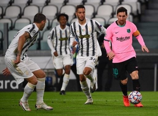 Pemain Barcelona Lionel Messi dibayang-bayangi pemain Juventus dalam matchday kedua Grup G Liga Champions yang berlangsung di Allianz Arena, Kamis (29/10/2020). [AFP]