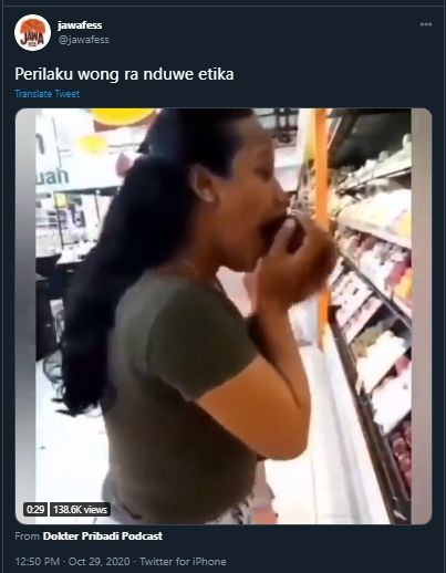 Viral, Wanita Nekat Gigit Buah Kemudian Dikembalikan Lagi di Rak Supermarket. (Twitter/Jawafess)