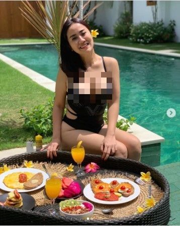 Foto Tebaru Tante Ernie Saat Liburan di Bali. (Dok: Instagram/himynameisernie)