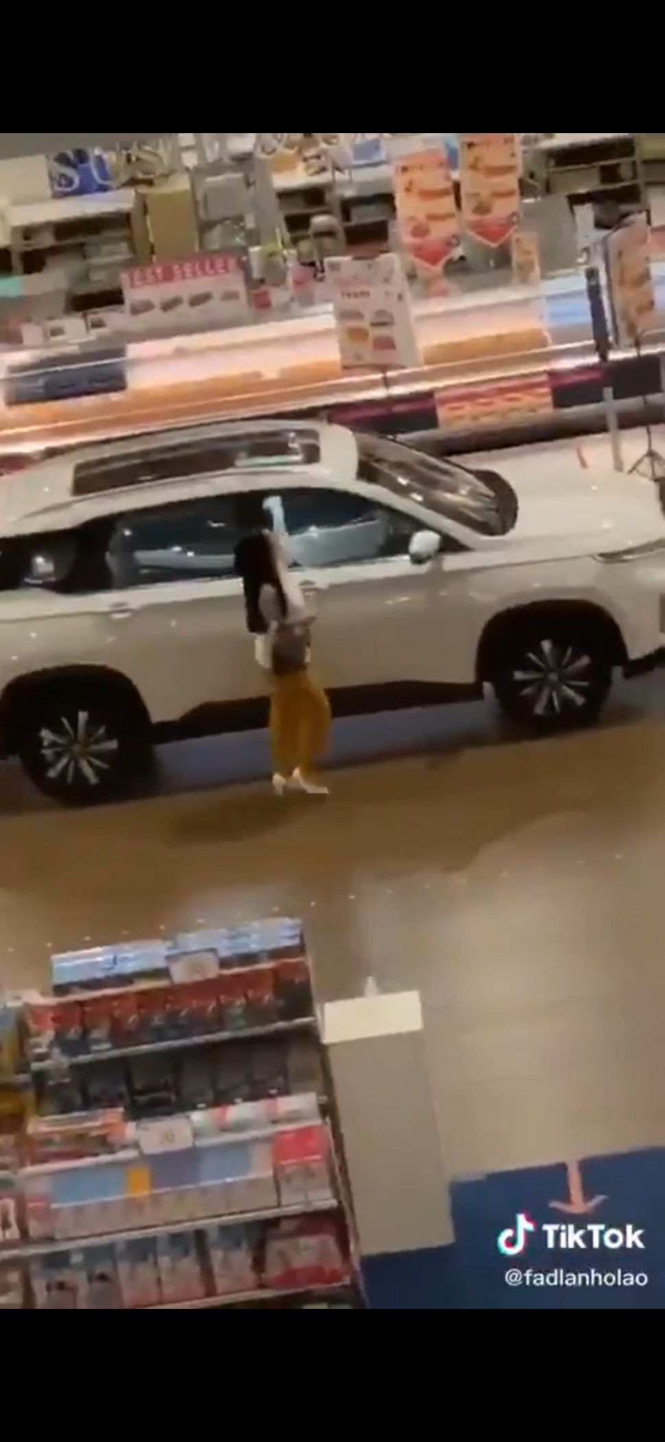 Perempuan parkir mobil di dalam mal saat belanja. (Dok: Instagram/fadlanholao)