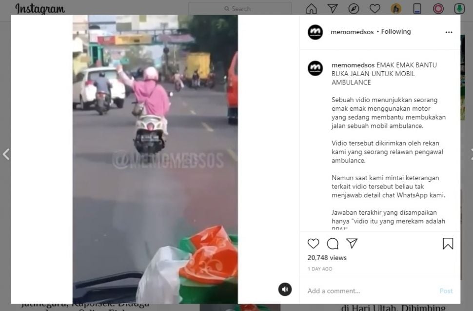 Aksi heroik emak-emak buka jalan untuk ambulans (IG/memomedsos)