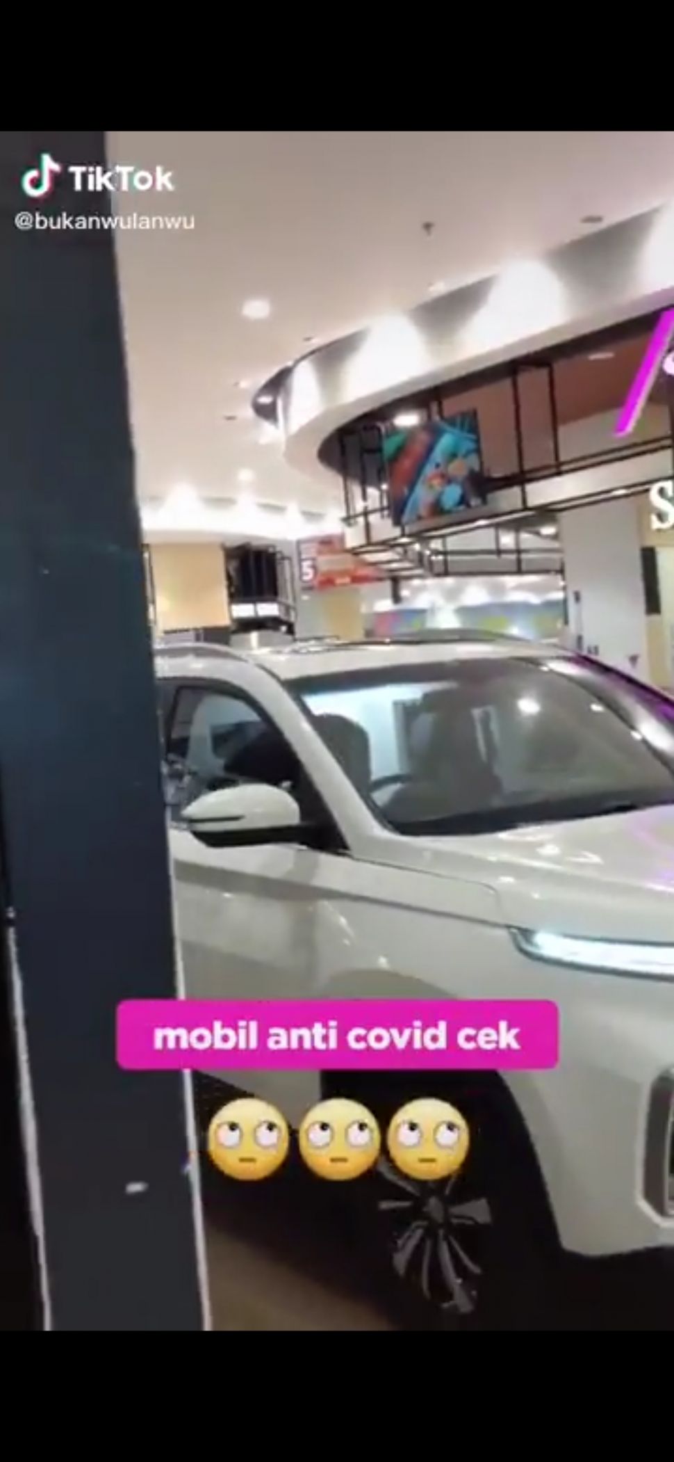 Perempuan parkir mobil di dalam mal saat belanja. (Dok: Instagram/bukanwulanwu)