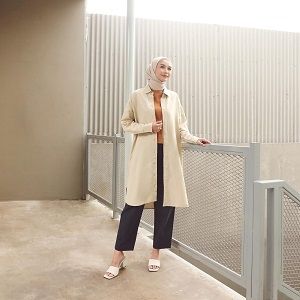 Gaya hijab minimalis selebgram Vira Tandia. (Foto: Dok. Uniqlo)