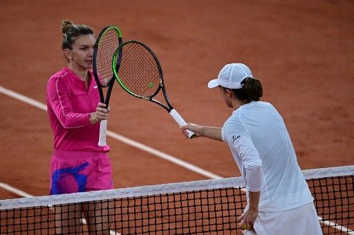 Petenis asal Rumania Simona Halep dikalahkan petenis Polandia Iga Swiatek pada hari ke-8 turnamen Rolland Garros 2020 French Open pada 4 Oktober 2020. [AFP]