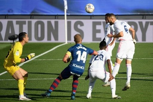 Pemain Real Madrid Karim Benzema menjebol gawang SD Huesca dalam pertandingan La Liga yang berlangsung di Estadio Alfredo Di Stefano, Sabtu (31/10/2020). [AFP]