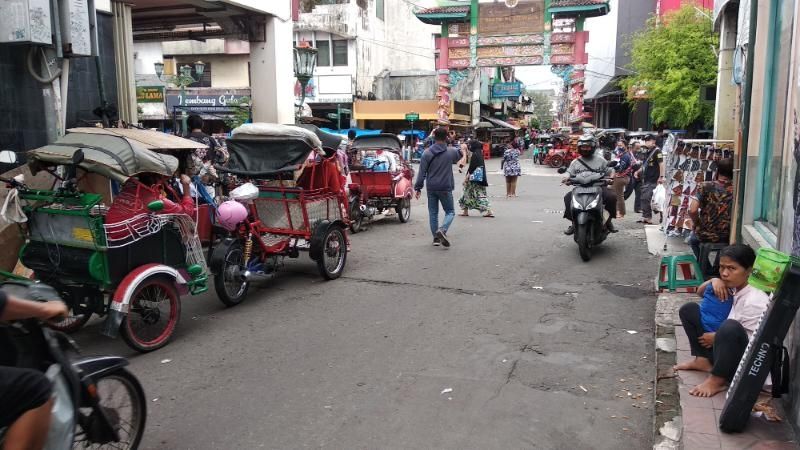 Sejumlah becak dan motor parkir di badan jalan gang-gang kawasan Malioboro, Kota Yogyakarta, Sabtu (31/10/2020). [Muhammad Ilham Baktora / SuaraJogja.id]