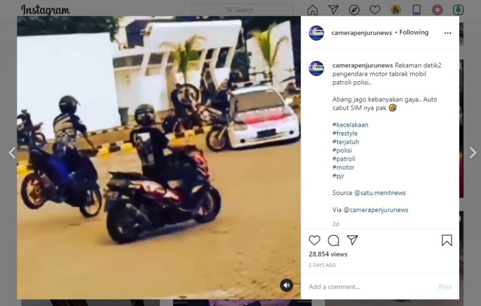 Pemotor freestyle tabrak mobil patroli polisi (IG/camerapenjurunews)