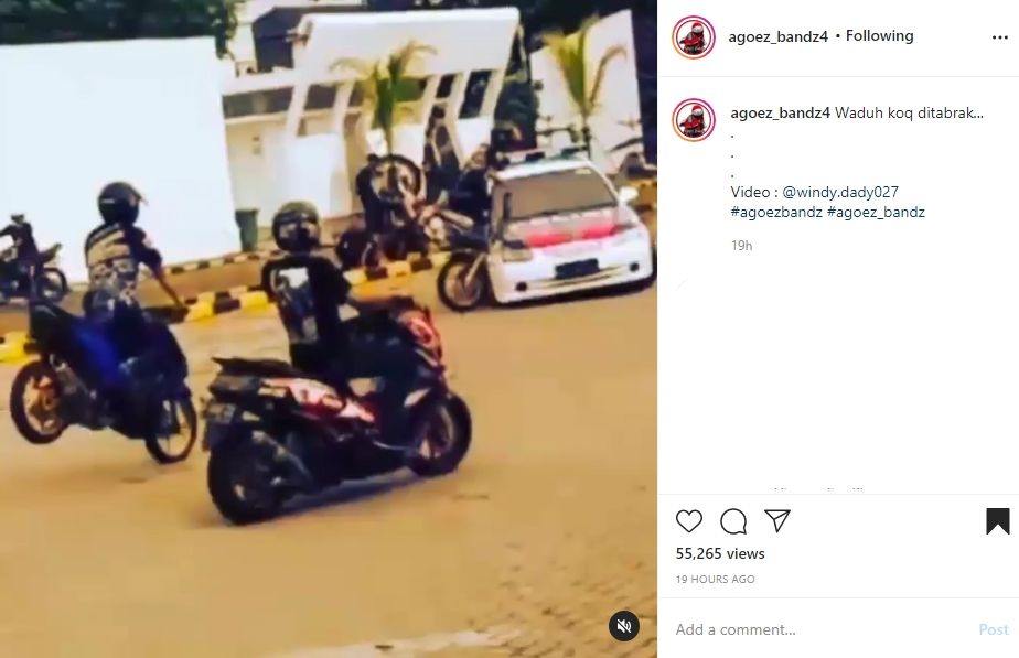 Pemotor stoppie malah tabrak mobil polisi. (Instagram)