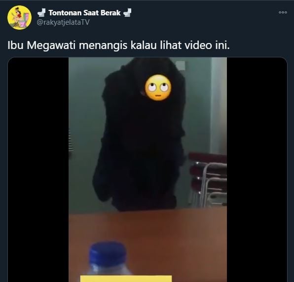 Mahasiswa bercelana aneh saat ke kampus. (Twitter/@rakyatjelataTV)